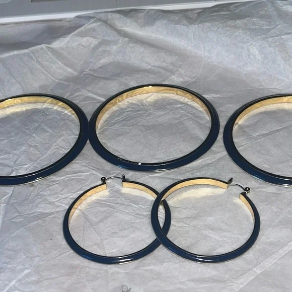 Trina Turk Large Navy Enamel/Gold Tone Hoop Earrings and 3 Matching Bracelets - Picture 2 of 6